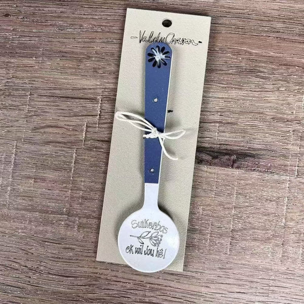 Enamel sugar spoon with wooden handle and laser engraved "Suikerbos Ek Wil Jou He" flower design