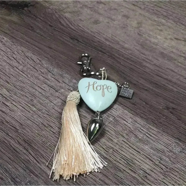 Green heart keyring with "Hope" text, 50mm size