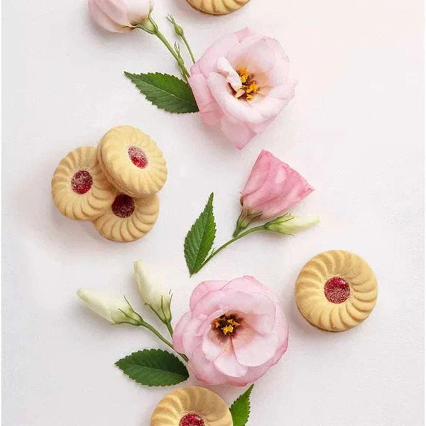 Bakers Strawberry Whirls - 200g cookies with real strawberry juice and floral decoration.