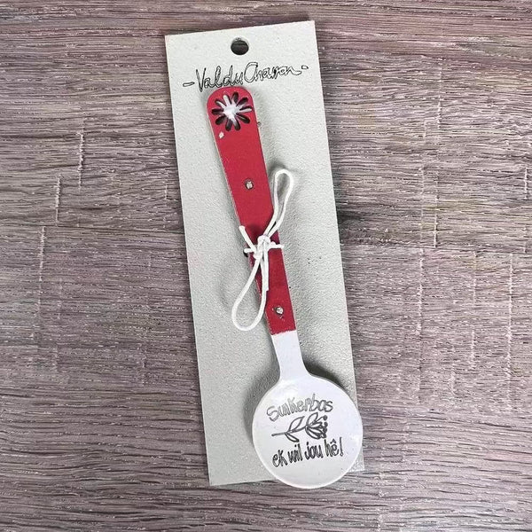 Enamel sugar spoon with wooden handle and laser engraved "Suikerbos Ek Wil Jou He" flower design